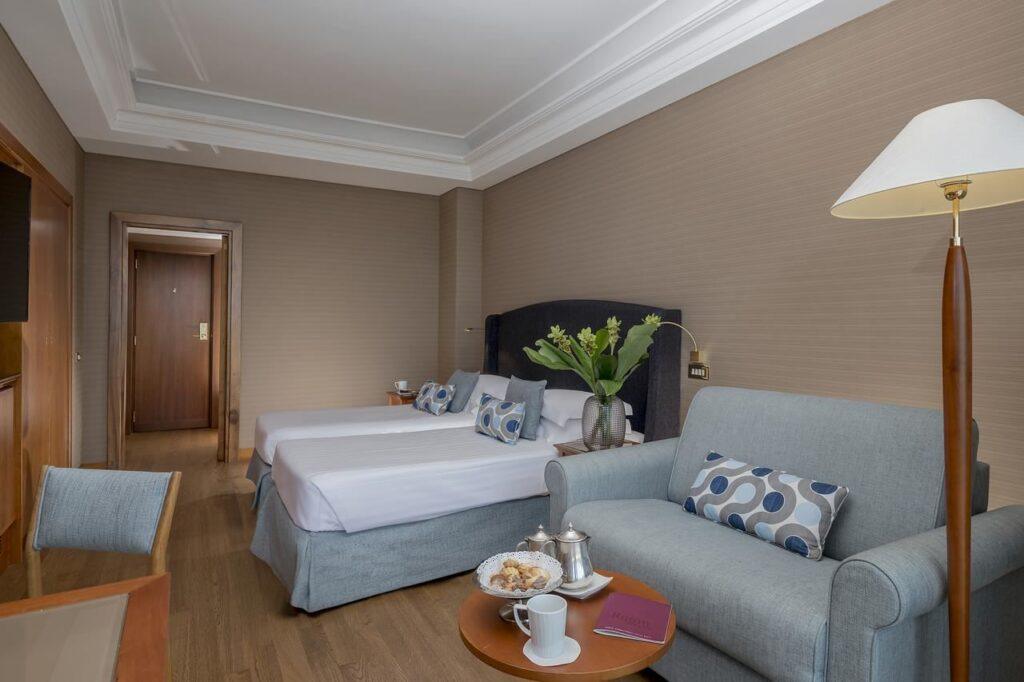 royal-continental-hotel-naples-1lieu1salle-meetings.jpg