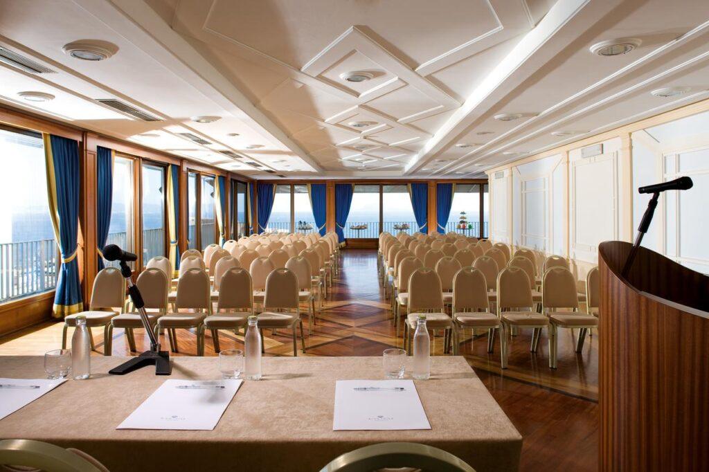 royal-continental-hotel-naples-1lieu1salle-seminaire.jpg