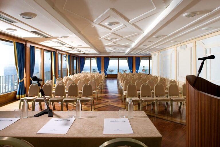 royal-continental-hotel-naples-1lieu1salle-seminaire.jpg