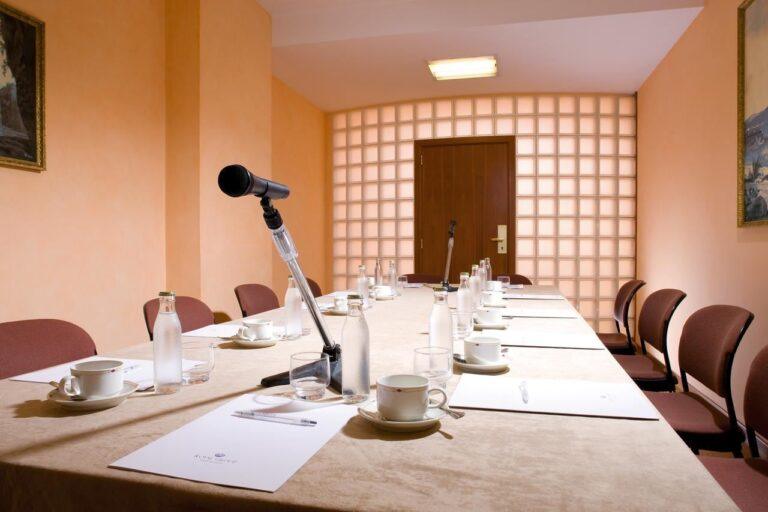 royal-continental-hotel-naples-1lieu1salle-seminaires.jpg