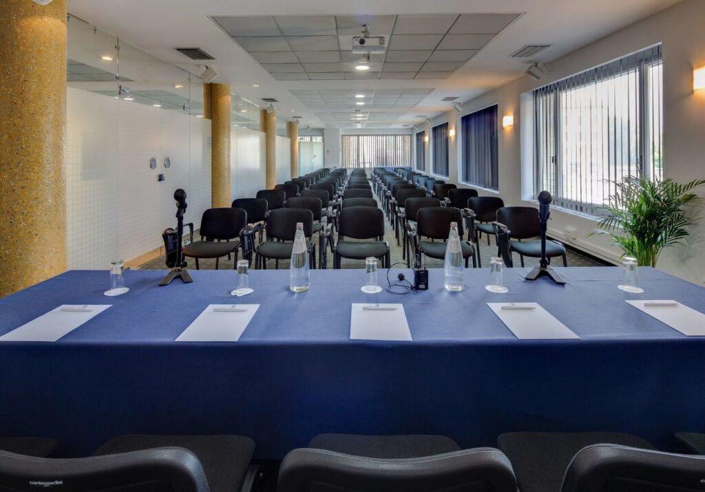 bw-hotel-biri-1lieu1salle-meeting.jpg