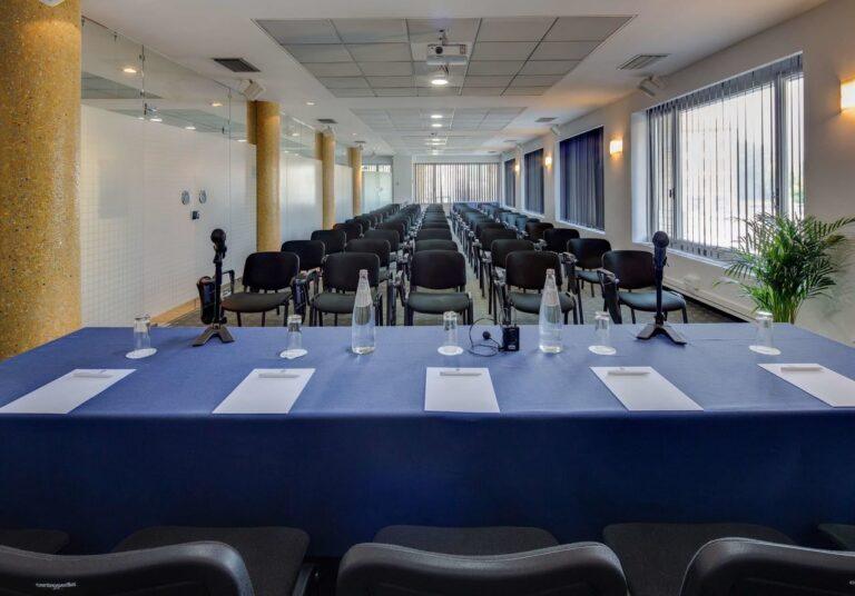 bw-hotel-biri-1lieu1salle-meeting.jpg