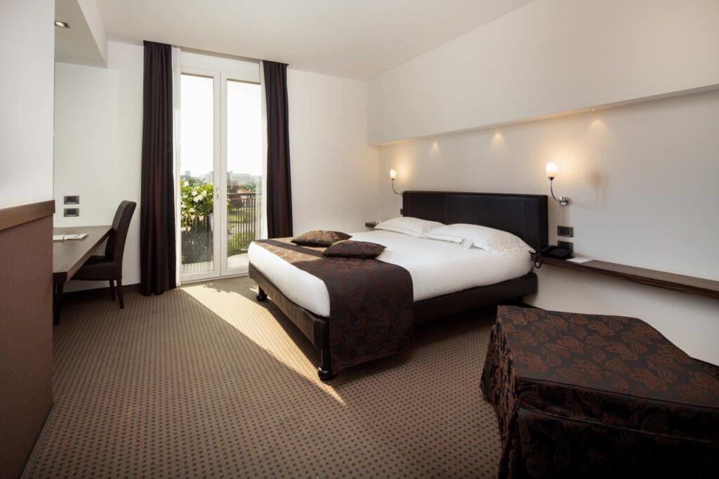 bw-hotel-biri-1lieu1salle-reunions.jpg