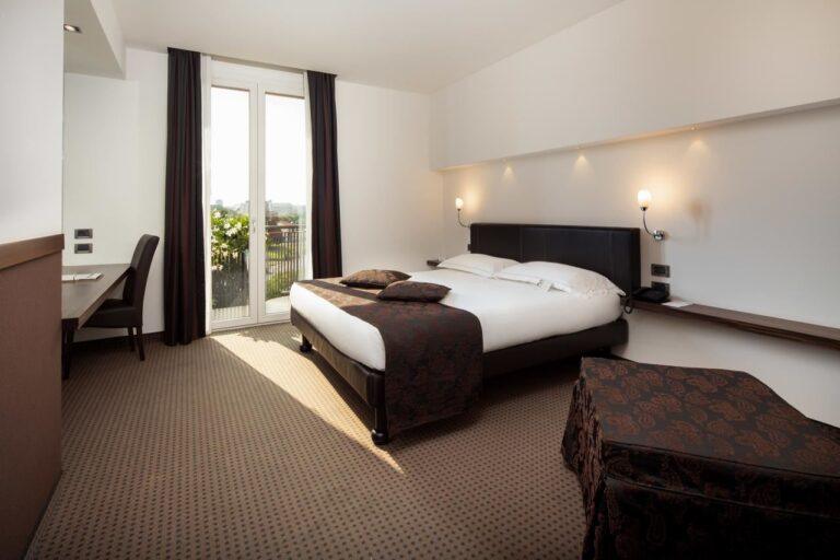bw-hotel-biri-1lieu1salle-reunions.jpg