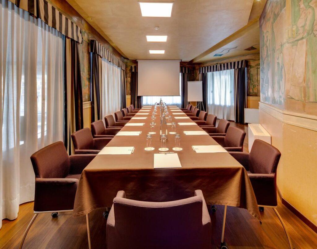 bw-hotel-biri-1lieu1salle-seminaires.jpg