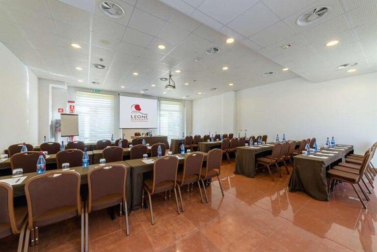 bw-leone-di-messapia-1lieu1salle-meeting.jpg