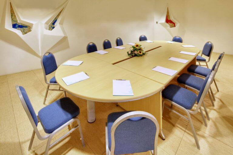 grand-hotel-poltu-quatu-1lieu1salle-conference.jpg