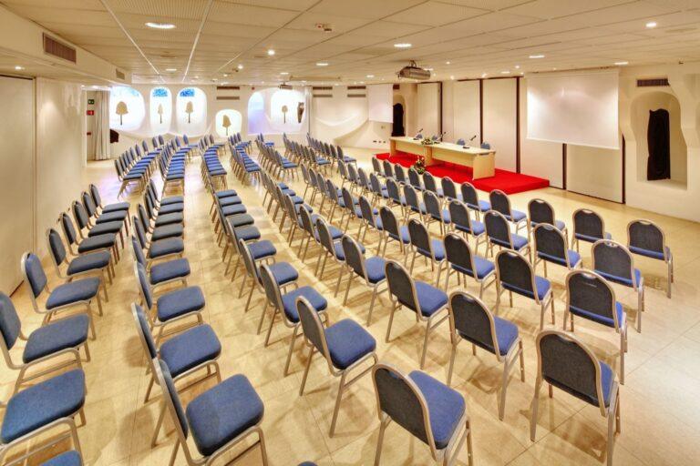 grand-hotel-poltu-quatu-1lieu1salle-meeting.jpg
