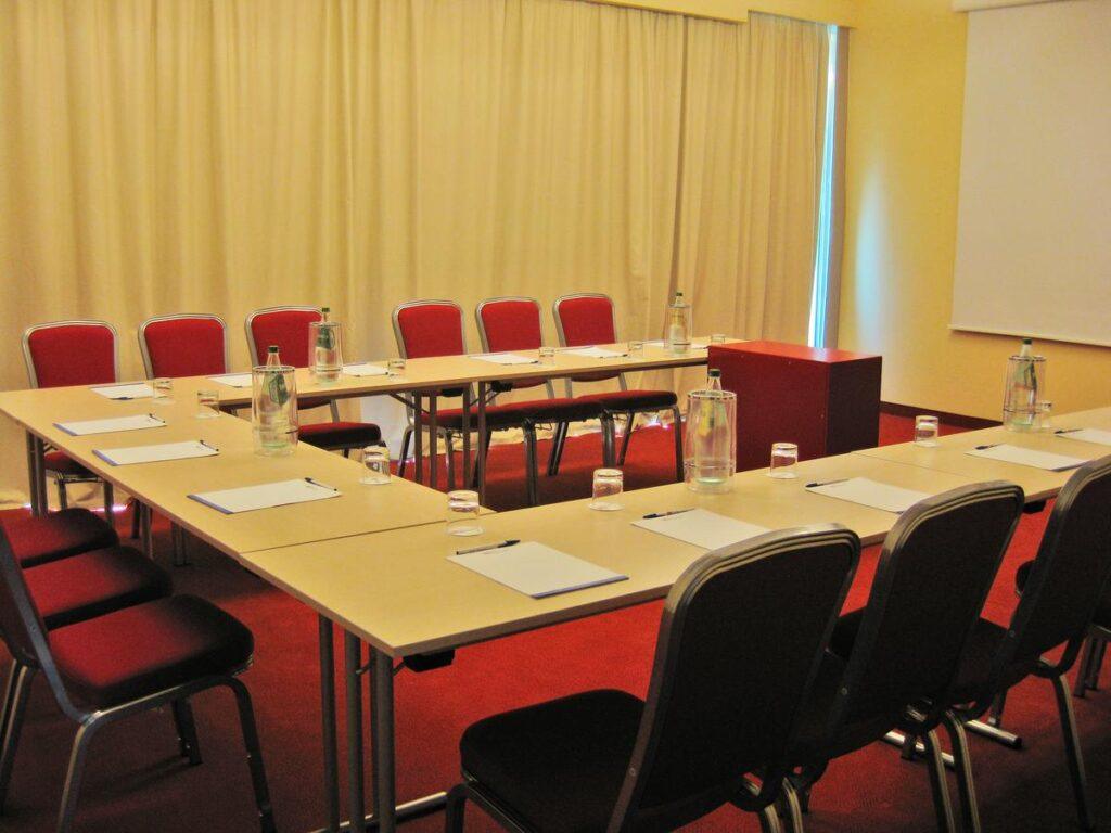hilton-garden-inn-lecce-1lieu1salle-seminaire.jpg