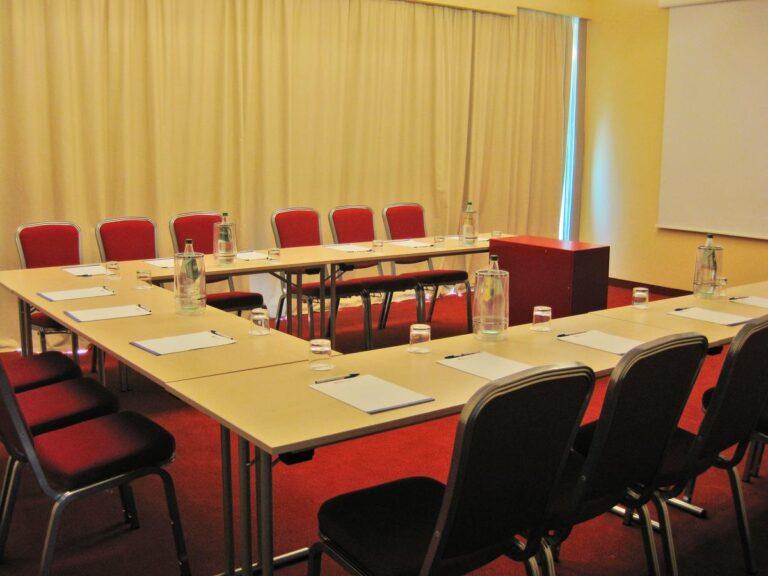 hilton-garden-inn-lecce-1lieu1salle-seminaire.jpg