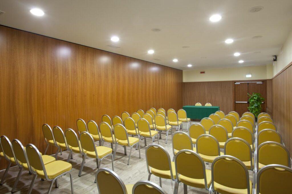 holiday-inn-cagliari-1lieu1salle-conference.jpg
