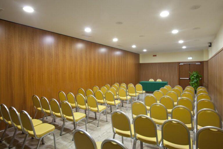 holiday-inn-cagliari-1lieu1salle-conference.jpg