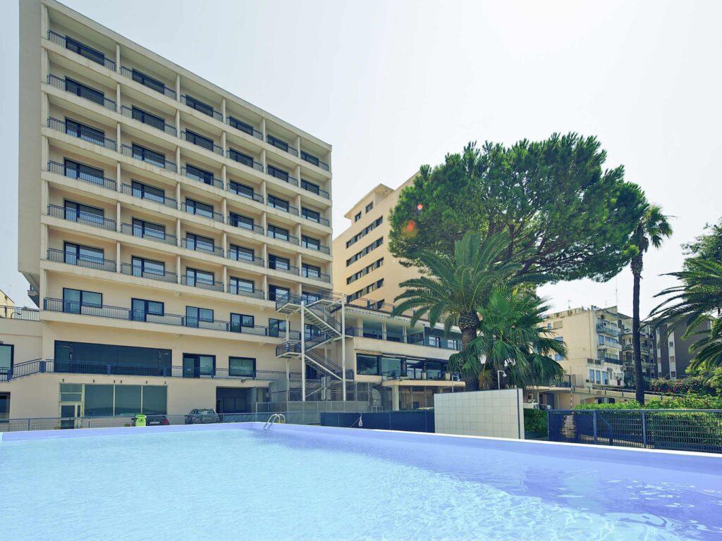 https://all.accor.com/7504