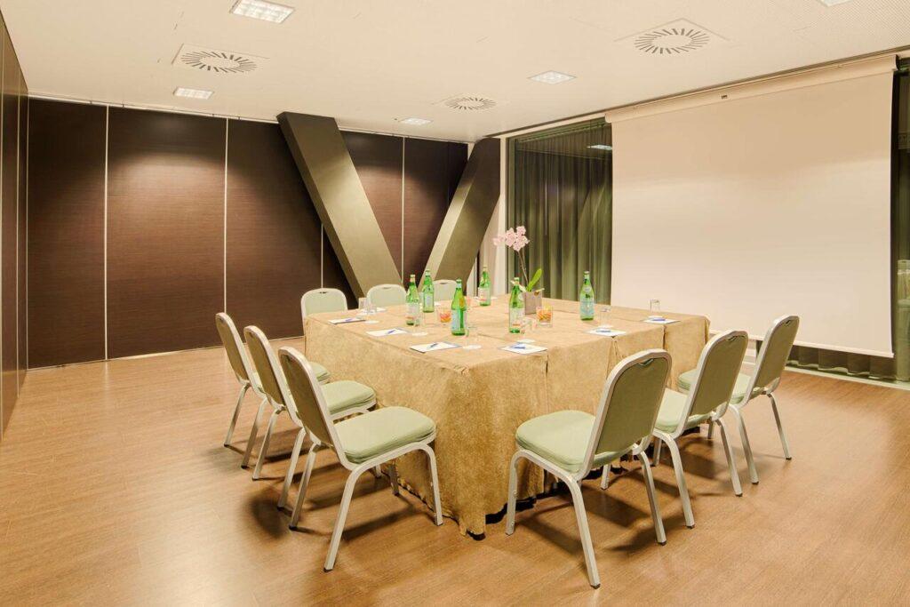 nh-orio-al-serio-1lieu1salle-meetings.jpg