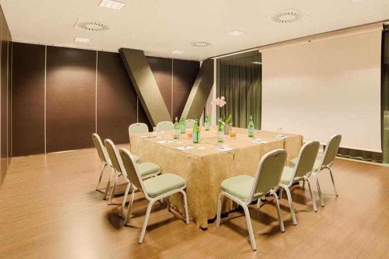 nh-orio-al-serio-1lieu1salle-meetings.jpg