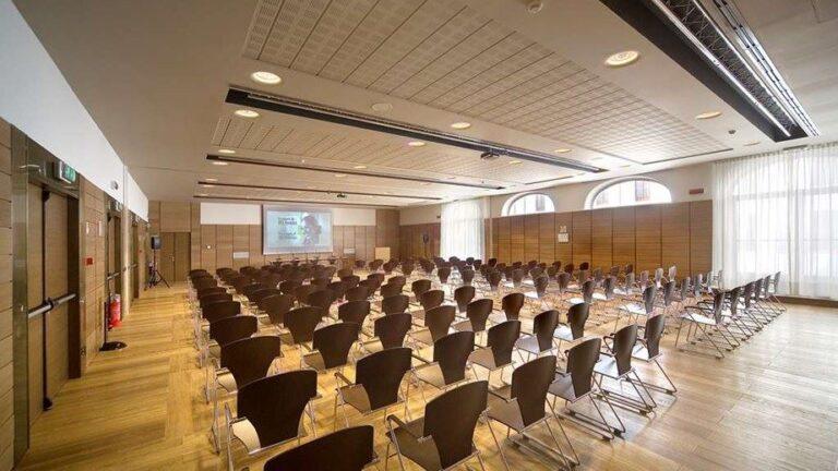 nh-torino-santo-stefano-1lieu1salle-meeting.jpg
