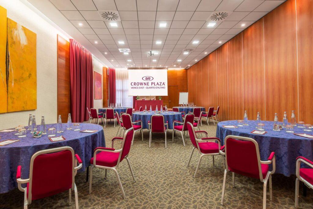 crowne-plaza-venise-est-quarto-altino-1lieu1salle-meetings.jpg