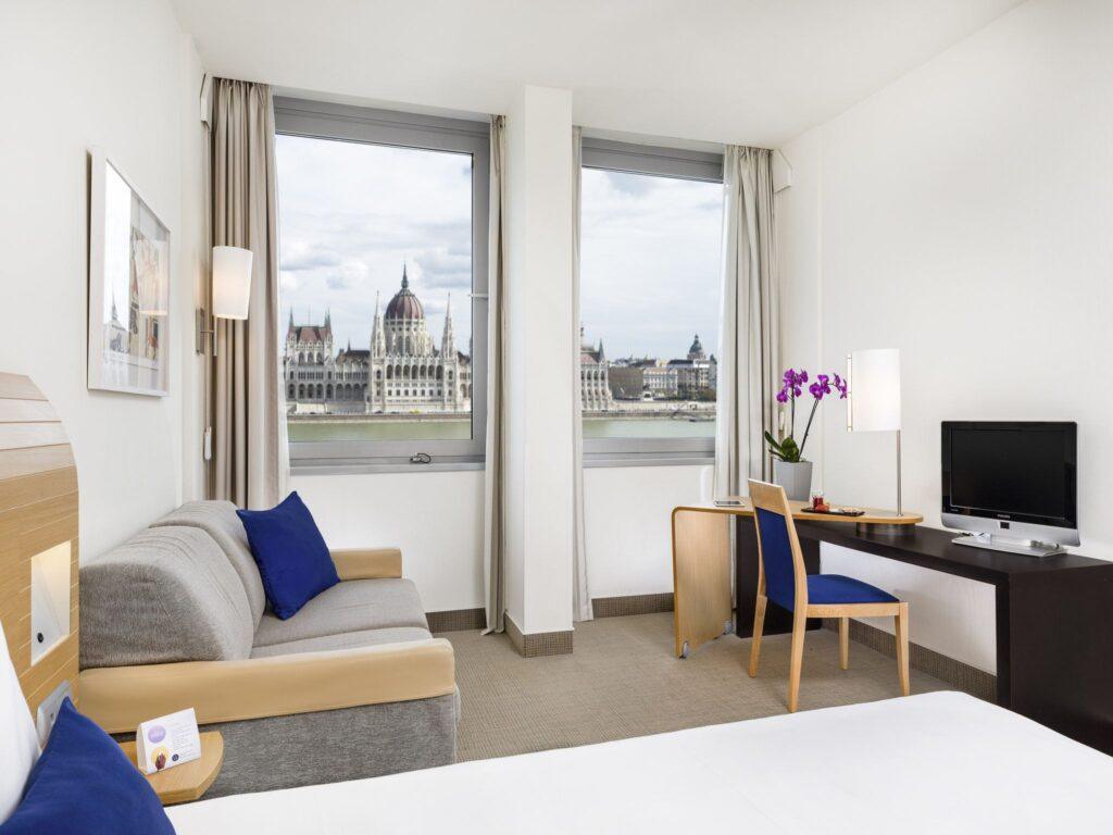 https://www.accorhotels.com/6151