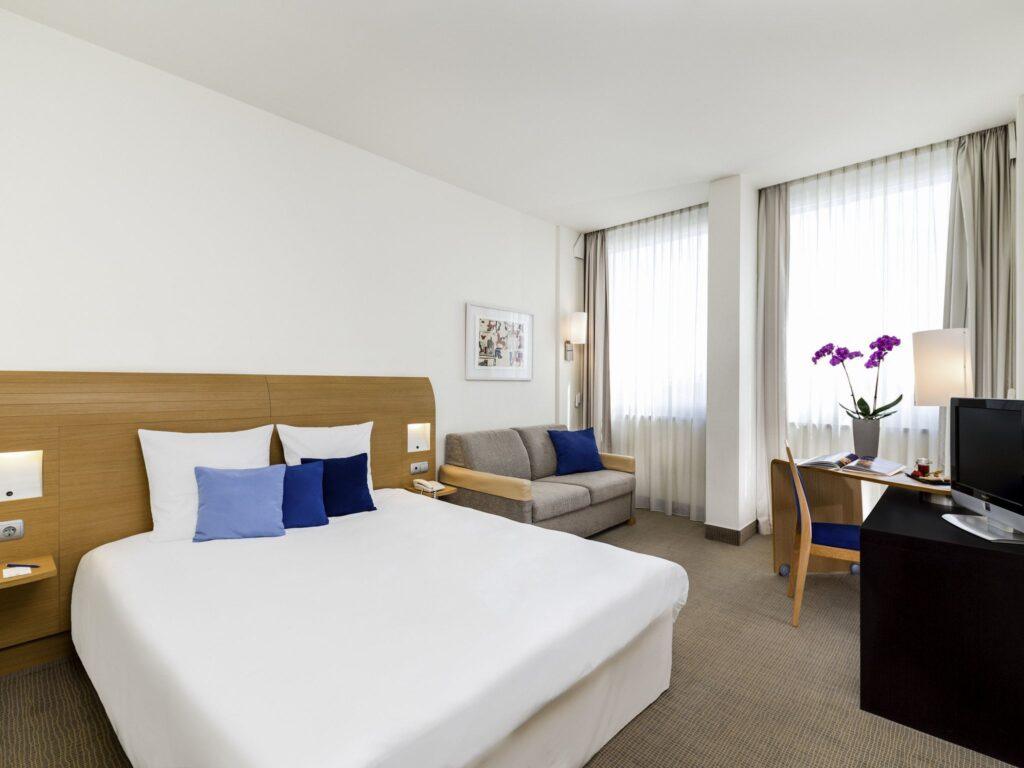 https://www.accorhotels.com/6151