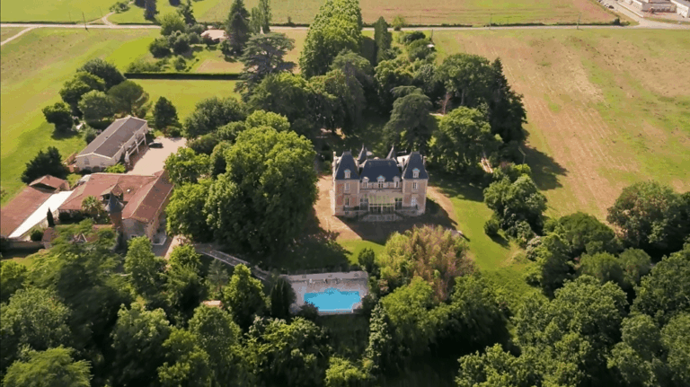 vue-chateau-annexes-piscie-2-1024x574-1.png