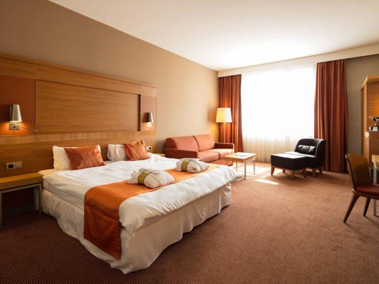 https://www.accorhotels.com/7051