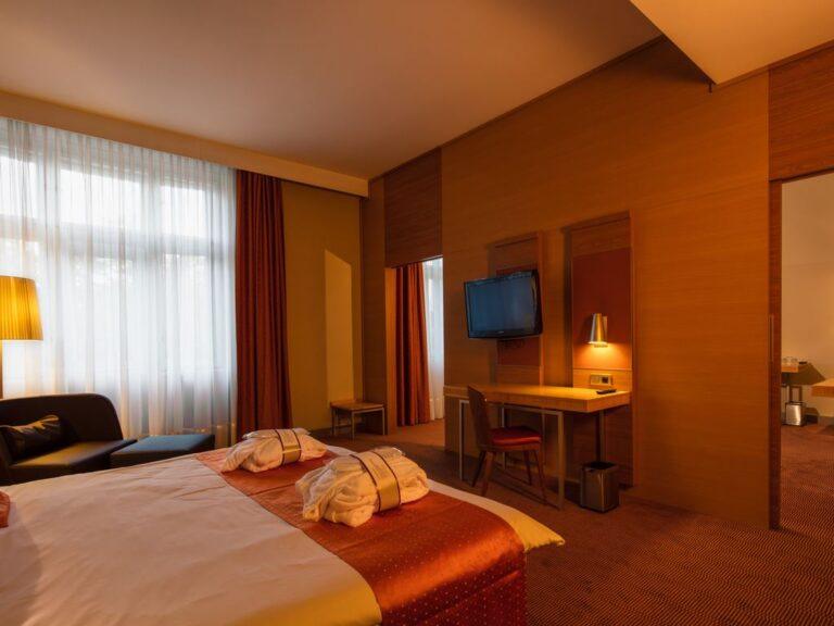 https://www.accorhotels.com/7051