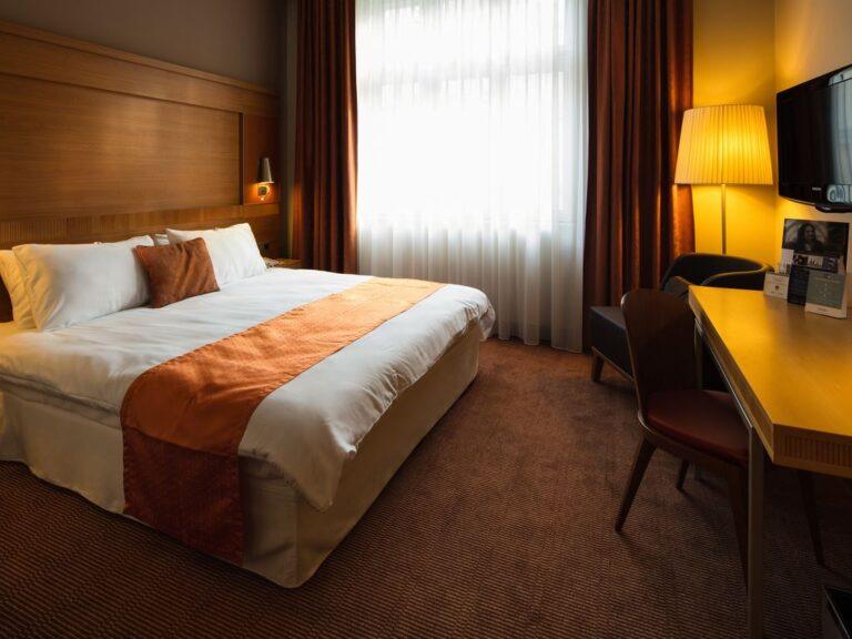 https://www.accorhotels.com/7051
