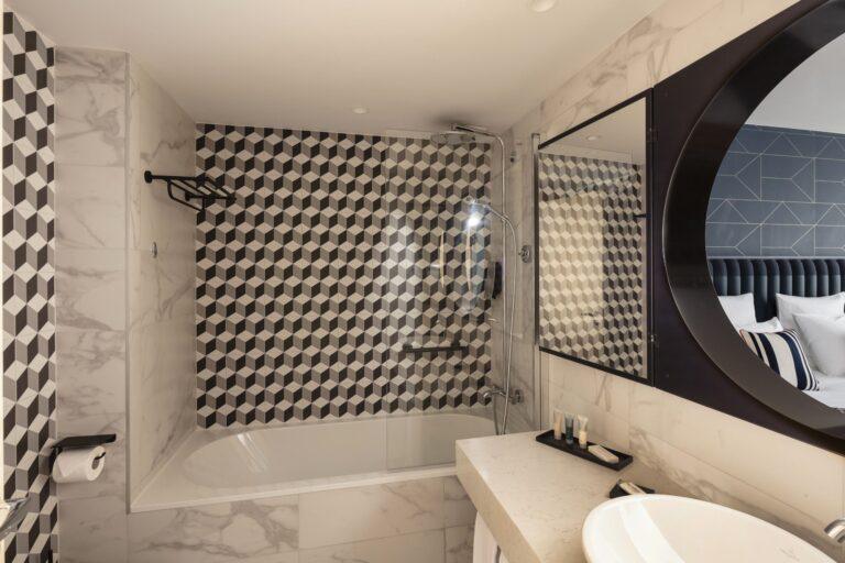 thalazur_stjeandeluz_hotel_chambre_sdb_2020_054-scaled-1.jpg