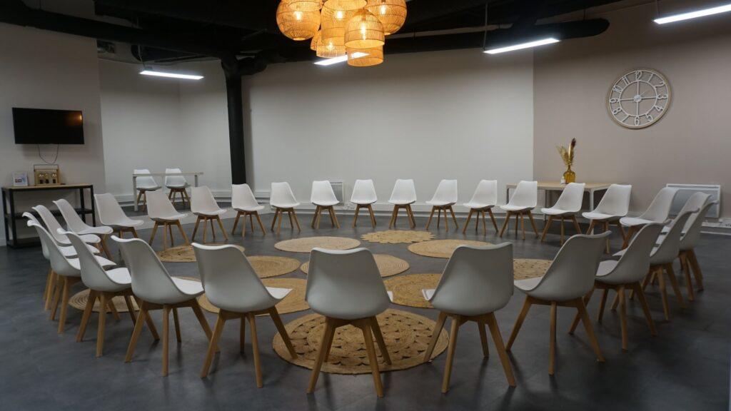 Salle-seminaire-Roubaix-Format-Cercle-de-chaises-La-Troisieme-Place-scaled-1.jpg