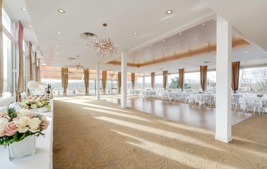 sALON-PANO.jpg