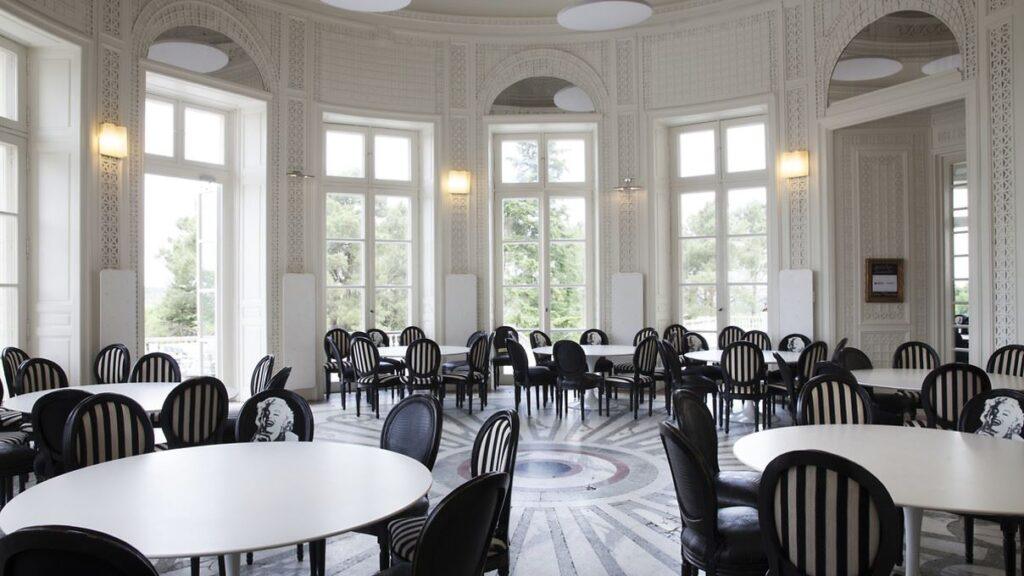 Chateauform-chateau-rochefort-1lieu1salle-banquet.jpg