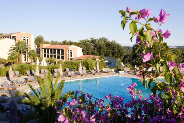 Club-Med-Opio-Provence-1lieu1salle-piscine.jpg