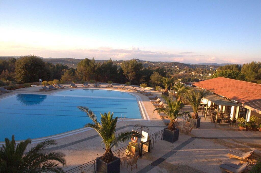 Club-Med-Opio-Provence-1lieu1salle-piscine2.jpg