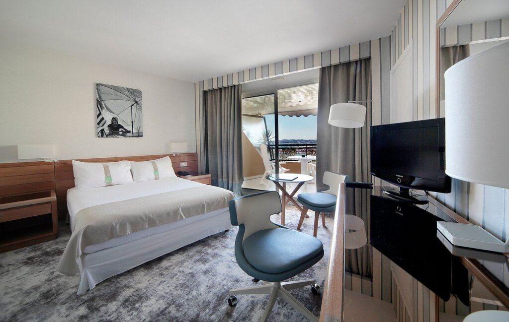 Holiday-Inn-Nice-Laurent-Var-1lieu1salle-chambre.jpg