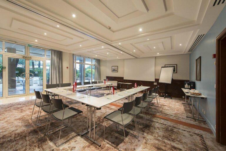 Holiday-Inn-Nice-Laurent-Var-1lieu1salle-reunion.jpg