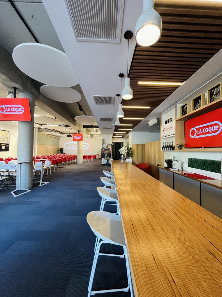 BAR-SALLE-AUTO-ET-BIM-grand-angle-scaled-1.jpg