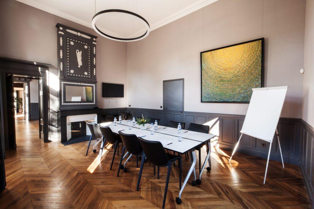 int-chateau-salon-genevrier-bouteille-seminaire-scaled-1.jpg