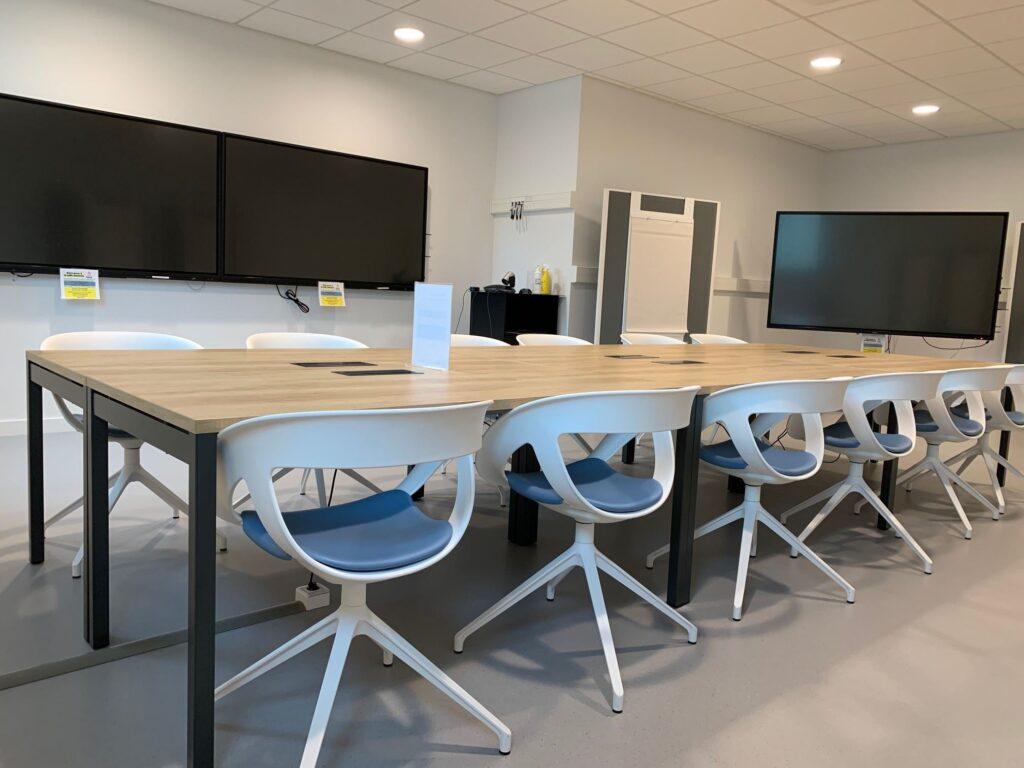 Neutron-3-ecrans-hauteur-tables.jpg