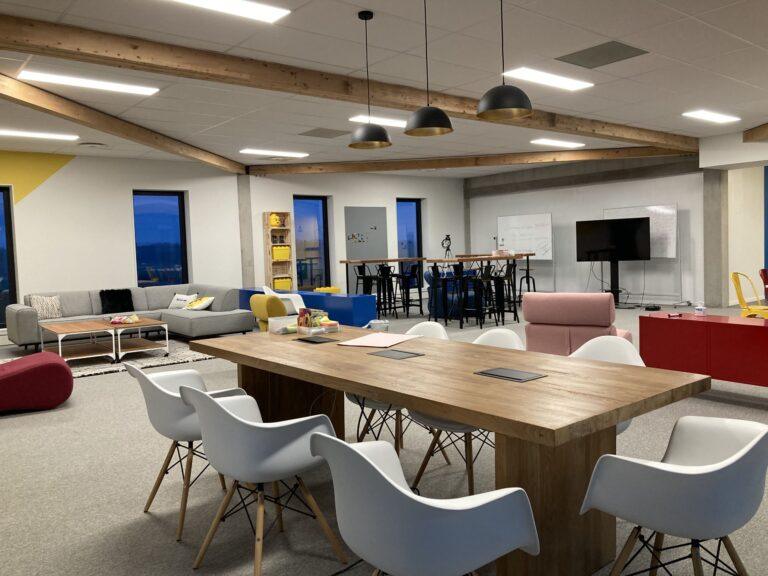 Coworkoffice-Salle-Codeisgn-2-scaled-1.jpg