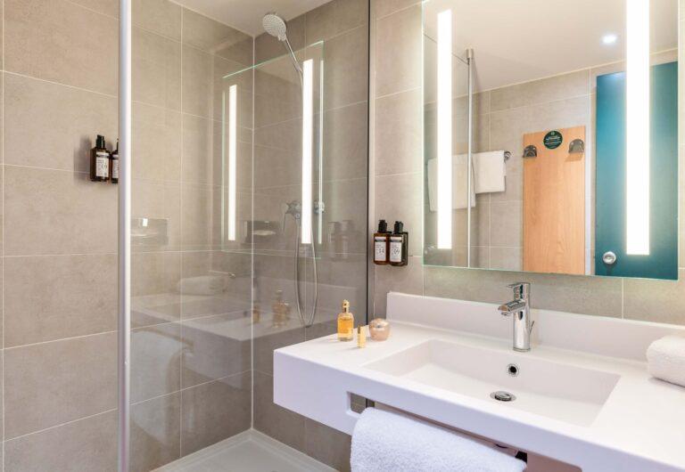 hotel-lyon-nord-4-etoiles_4716_V2_bathroom.jpg