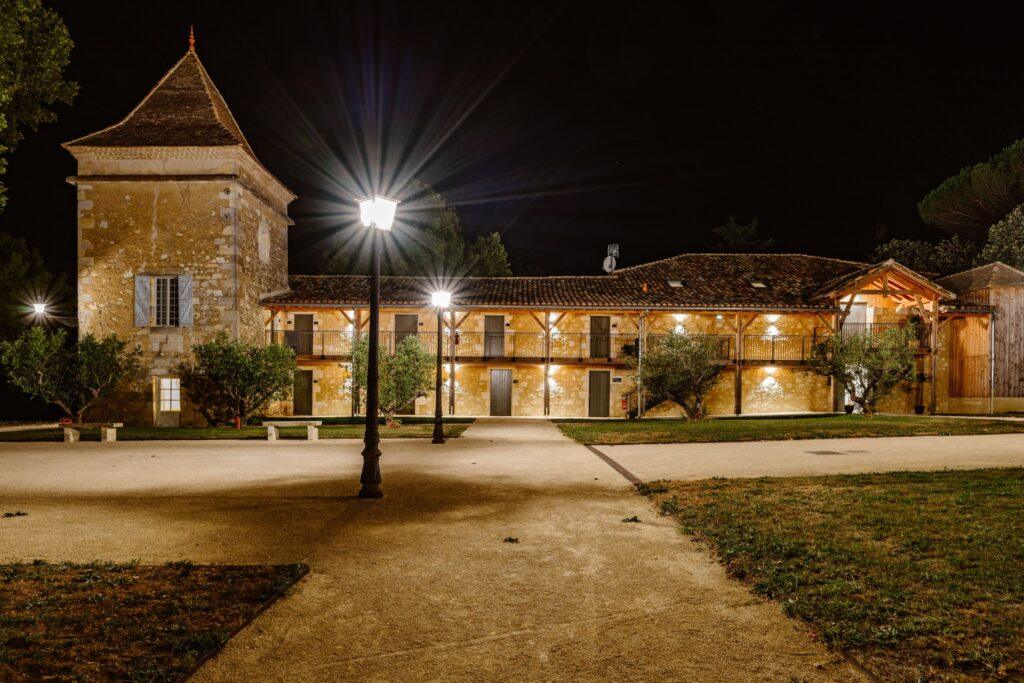 Arte-da-Luz-International-Domaine-de-Boulouch-Avond-aanzicht-11-scaled-1.jpg