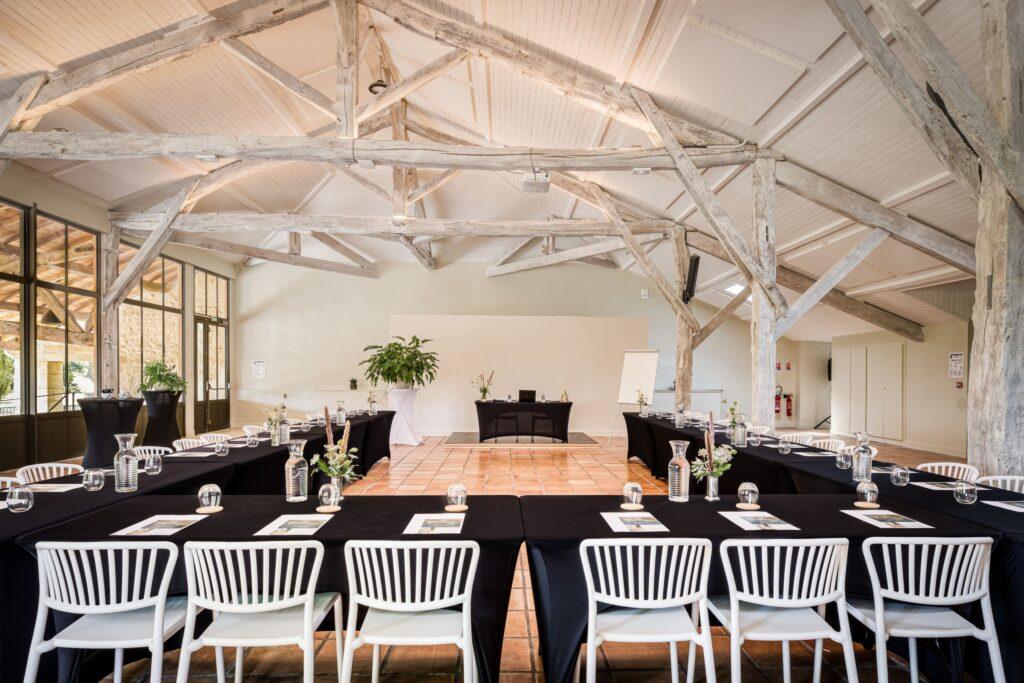 Salle-de-seminaire-en-U-face-scaled-1.jpg