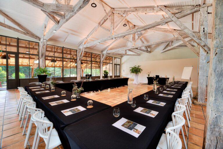 salle-de-seminaire-en-U-vue-terrasse-scaled-1.jpg