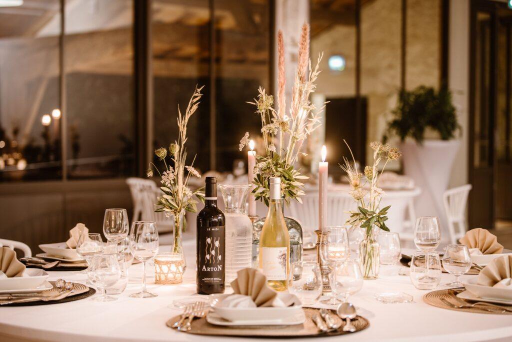 salle-mariage-table-dresse-vue-terrasse-scaled-1.jpg