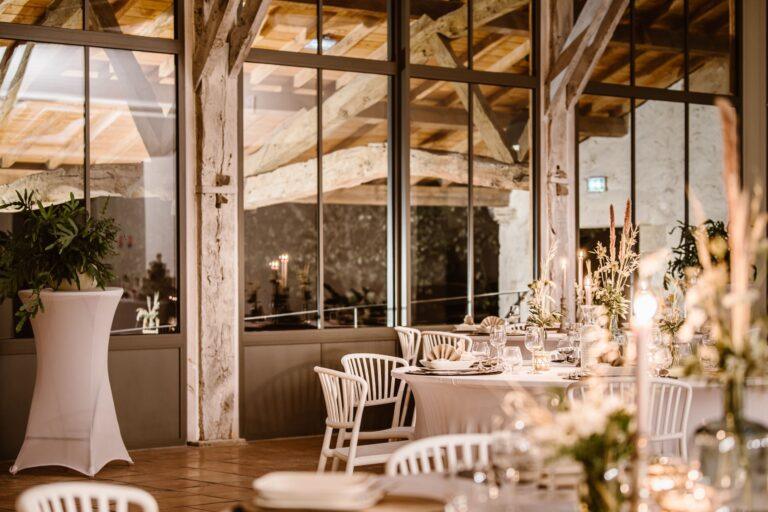 salle-mariage-table-rond-vue-terrasse-scaled-1.jpg