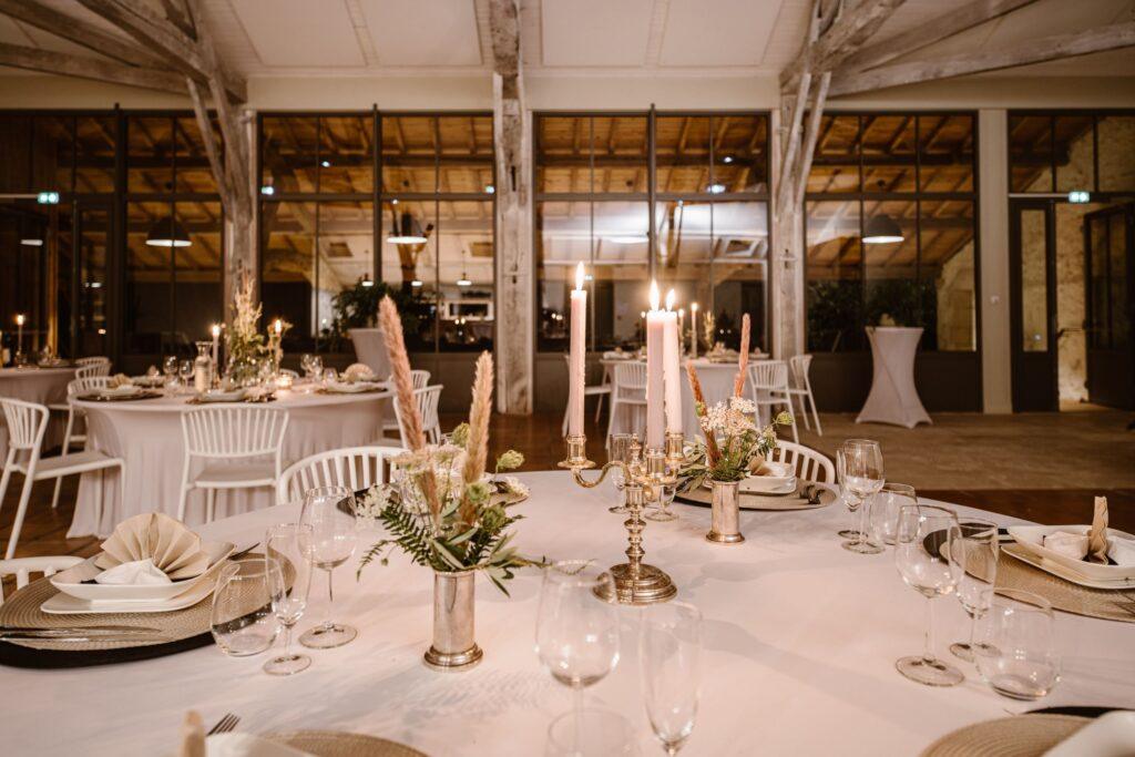 salle-mariage-table-ronde-vue-salle-scaled-1.jpg