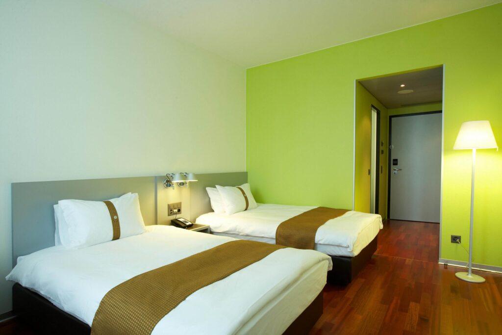 holiday-inn-bern-westside-1lieu1salle-reunions-scaled-1.jpeg
