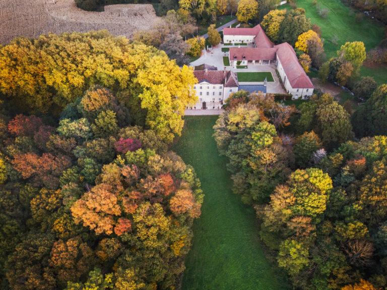 chateau-armand-heitz-vue-drone-automne-scaled-1.jpg