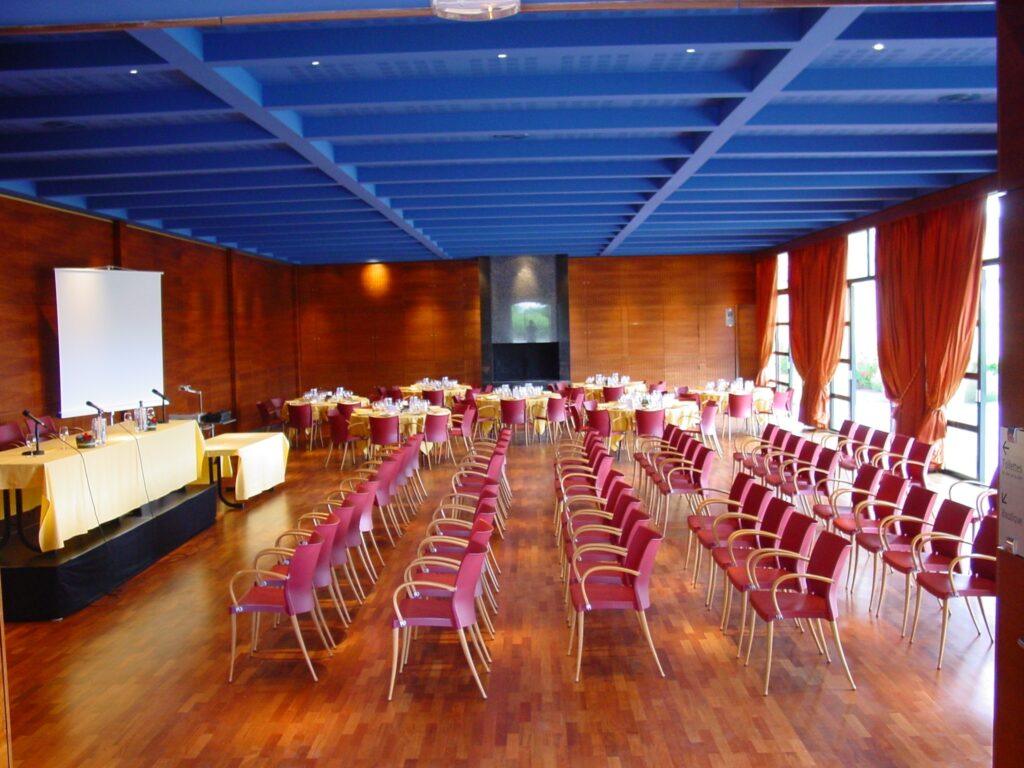 SALLE-DIVISEE-EN-2-SEMINAIRE-ET-REPAS.jpg