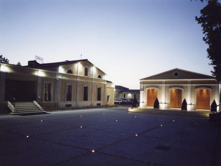 facade-salle-et-entree-chateau-nuit-scaled-1.jpg